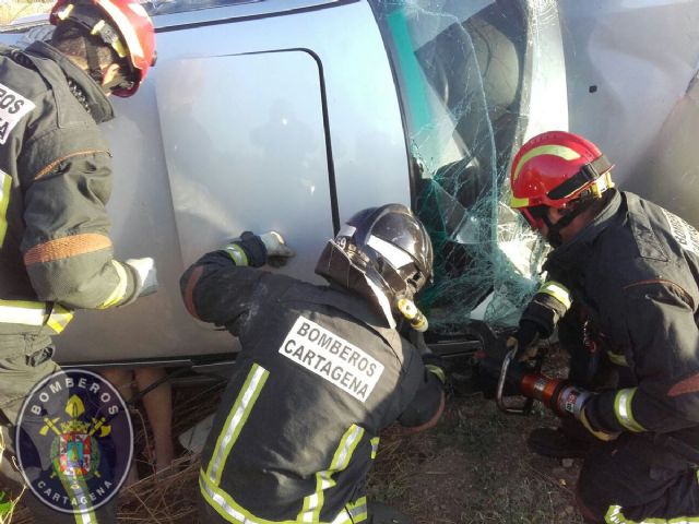 Bomberos de Cartagena rescatan a los ocupantes de un vehiculo volcado en la RM 602