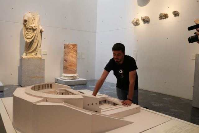 El Museo del Teatro Romano implementa la movilidad en el museo para los invidentes
