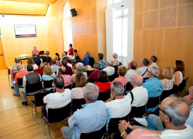 El Palacio Consistorial acoge la conferencia del cronista Luis Miguel Pérez Adán por el aniversario de la proclamación del Cantón de Cartagena