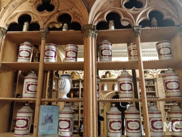 MC exige celeridad al Gobierno regional para salvar, al menos, el mobiliario de la farmacia de la calle Mayor