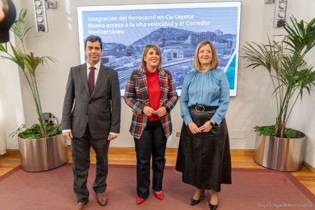 La alcaldesa de Cartagena lamenta el retraso con el que el Gobierno toma decisiones sobre el AVE y pide más celeridad