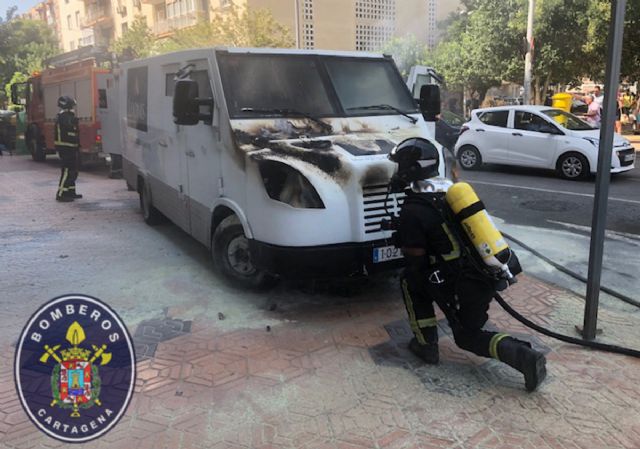 Arde un furgón de seguridad mientras realizaba su ruta