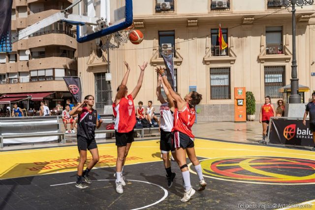 La Plaza del Ayuntamiento reunió a más de 300 participantes en el circuito de baloncesto 3x3 Caixabank