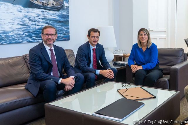 La alcaldesa confirma al nuevo director del Repsol su respaldo para seguir a la vanguardia de la transformación energética