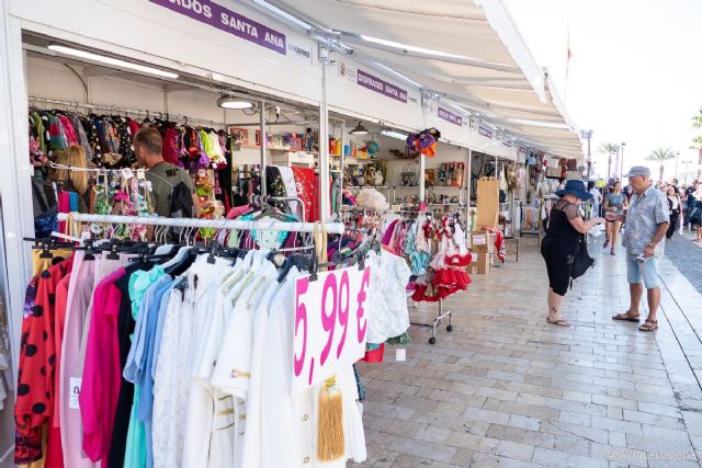 Medio centenar de comercios ofrece descuentos de hasta un 60% en la X Feria Outlet de Cartagena