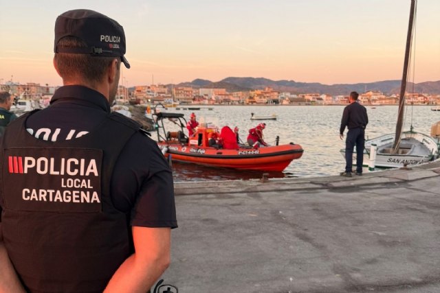 Agentes de Policía Local colaboran en el rescate del conductor de una moto de agua en el Mar Menor