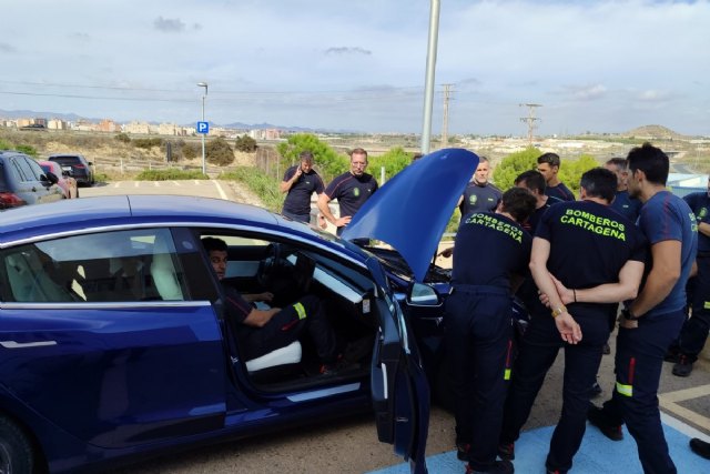 Bomberos del Ayuntamiento de Cartagena se adiestran para apagar incendios en coches eléctricos