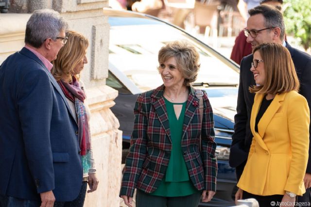 La ministra de Sanidad alaba la gestión de los Ayuntamientos en políticas sociales