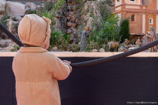 El Belén municipal da vida a la historia de Jesús sobre decorados del campo de Cartagena