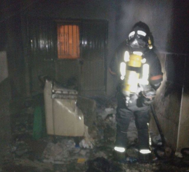 Bomberos de Cartagena sofocan un incendio en Pozo Estrecho