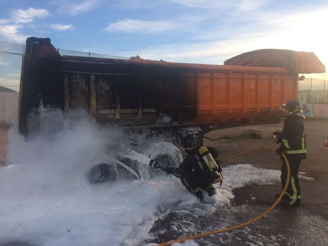 Bomberos de Cartagena sofocan el incendio en el parking de un supermercado en La Union y de un camion en la autovia