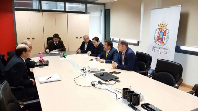 El alcalde y los responsables de la UTE del Palacio de Deportes se reunen para buscar soluciones y acelerar su apertura