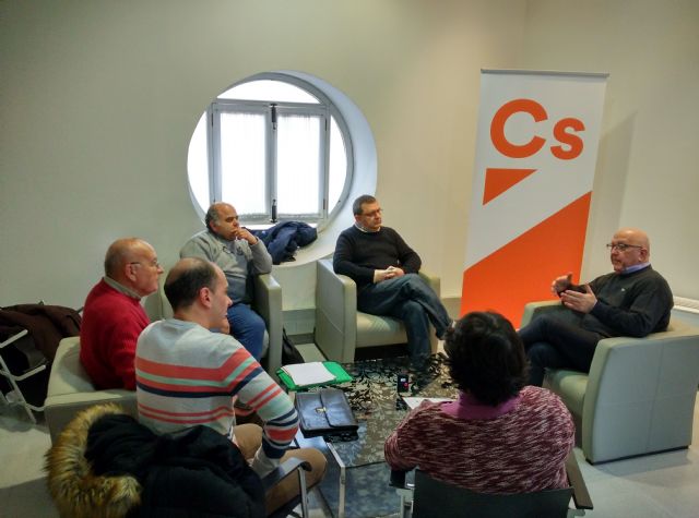 Ciudadanos se reúne con miembros de Asepucar con motivo del recurso vecinal contra la prórroga del contrato de Hidrogea