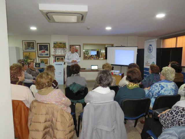 Andrés Martínez, gerente de Hidrogea, se reúne con las Amas de Casa de Cartagena