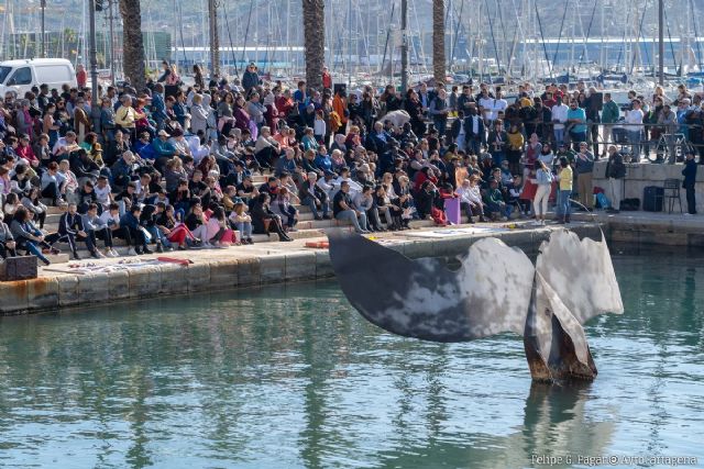 Centenares de personas rindieron homenaje a a las personas fallecidas en el Mediterráneo