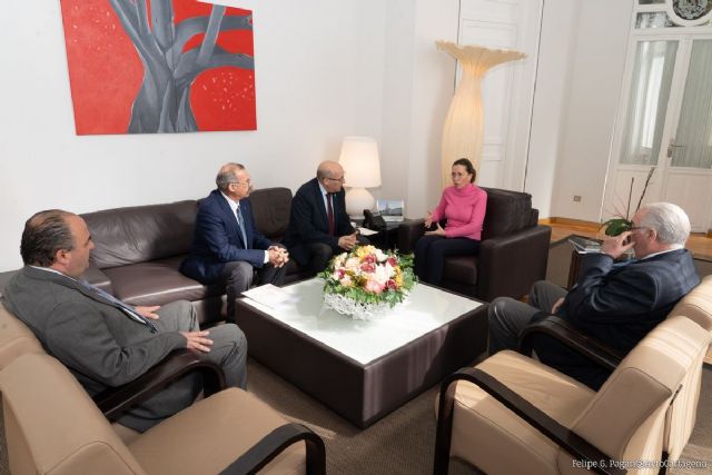 La alcaldesa recibe al nuevo presidente de la Fundación Premio Procesionista del Año