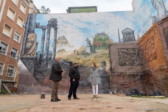 El artista Kraser culmina la primera fase de la nueva zona verde de la Cuesta de la Baronesa