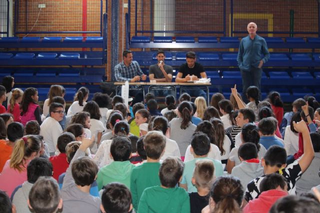 Jugadores y tecnicos del FC Cartagena visitan el colegio Virginia Perez de El Algar