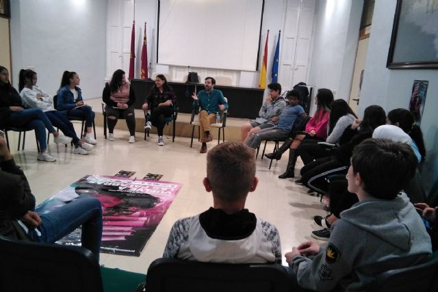 David Lozano, finalista del Premio Hache, visitó a una treintena de jóvenes de Centros Interculturales