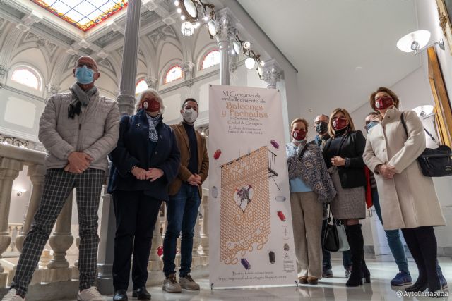 Las mujeres cofrades animan a los vecinos de Cartagena a engalanar sus balcones esta Semana Santa