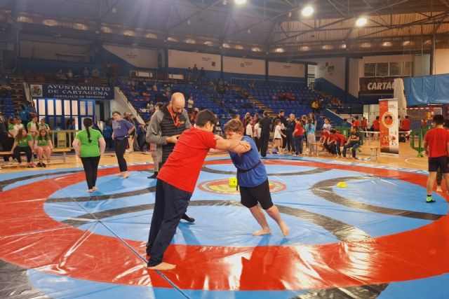 Jóvenes de Cartagena se inician en la lucha grecorromana con victorias de los colegios Patronato, San Vicente de Paúl, Salesianos y Narval