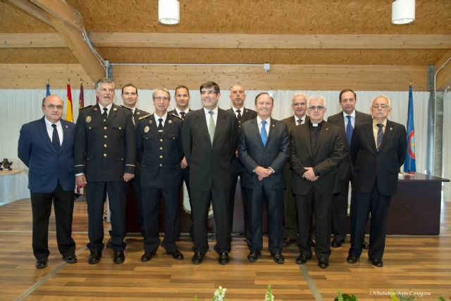 El Resucitado reconoce la labor de la Policia Local en su Cabildo de las Monas