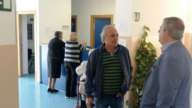 Calderon comprueba la operatividad de los consultorios medicos de Isla Plana y La Azohia