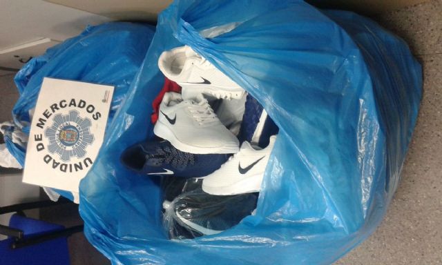 La Policia Local de Cartagena decomisa en la Urbanizacion Mediterraneo 72 productos de imitacion