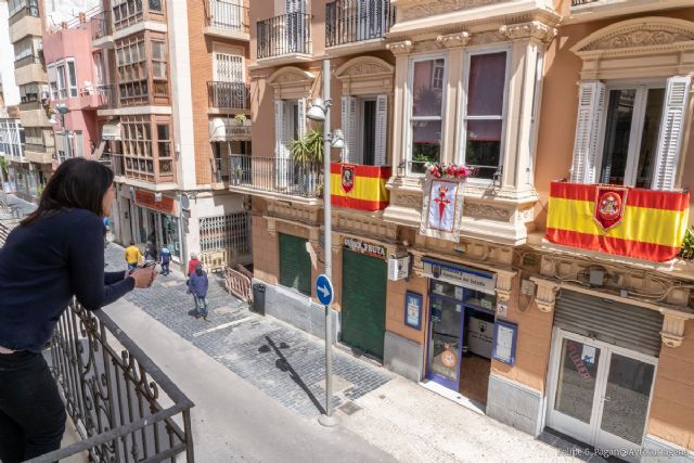 Balcones y fachadas se embellecen para la Semana Santa