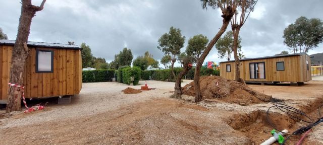 El Ayuntamiento ordena el precinto de aseos en ruina y 81 viviendas prefabricadas instaladas ilegalmente en Villas Caravaning