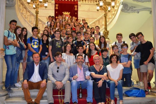El alcalde recibe a los alumnos del programa bilingue del IES Ben Arabi
