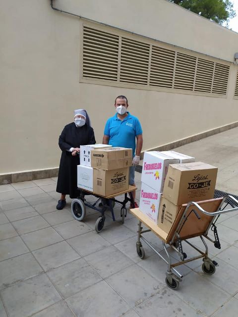 La frutería 'En Punto' arrima el hombro y dona productos de limpieza a las Hermanitas de los Pobres