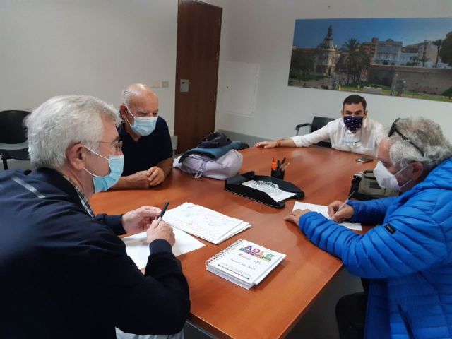 MC repasa con la asociación 'Yayoflautas' la crítica situación que Cartagena sufre en materia de dependencia