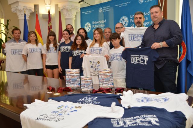 La UPCT entrega mil camisetas para los participantes de Paraíso Xtreme de La Manga