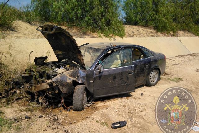 Bomberos de Cartagena participan en el rescate de dos heridos en un accidente de tráfico en Torre Pacheco