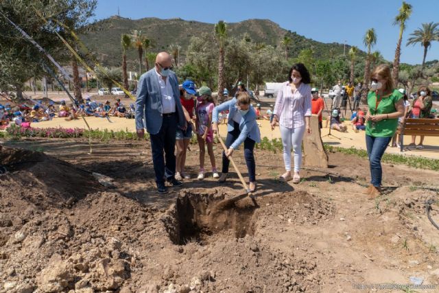 Los escolares del CEIP La Atalaya apadrinan los árboles del Parque de la Rambla