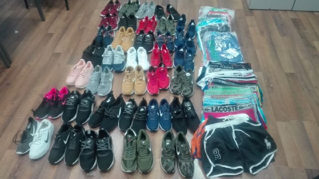 La Policia Local de Cartagena decomisa 159 productos de imitacion en el mercadillo de Cabo de Palos