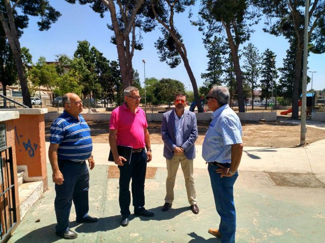 Desarrollo Sostenible entrega a la Junta Vecinal de Los Dolores el proyecto de actuacion ideado para la Plaza Angel Valverde