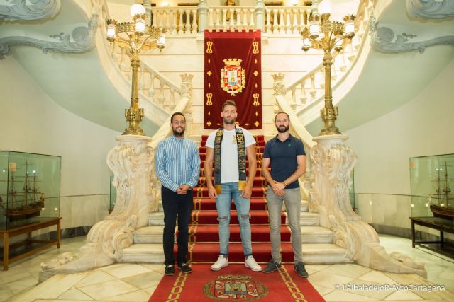 Mister Gay Pride España 2017 conoce el Palacio Consistorial