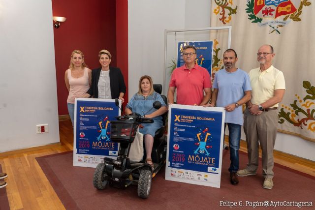 Playa Paraíso acoge una travesía solidaria para luchar contra la Esclerosis Múltiple