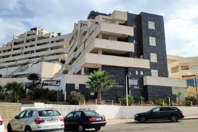 El Ayuntamiento da 24 horas para desalojar tres edificios en La Manga por riesgo de desprendimientos de sus fachadas