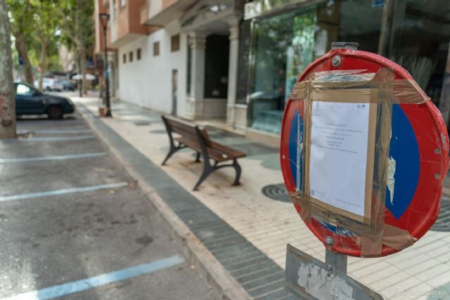 El Ayuntamiento repinta los aparcamientos de la ORA en el Ensanche