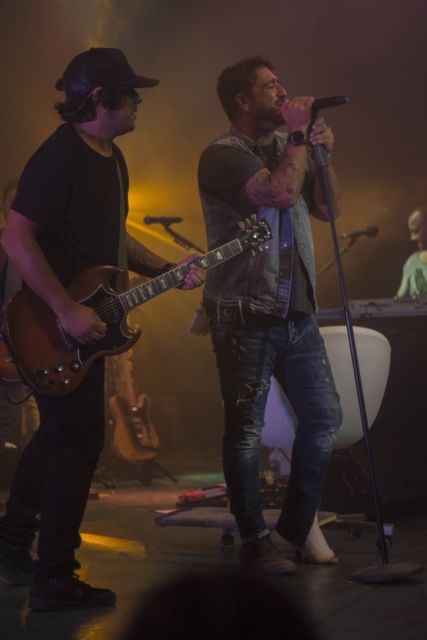 Antonio Orozco actúo ayer en el Auditorio de Cartagena agotando las entradas y con la pierna escayolada