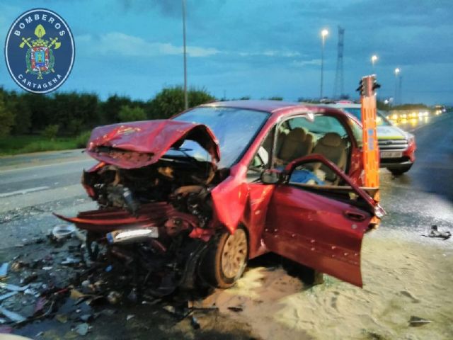Dos heridos graves en un accidente frontal en la salida de La Aljorra