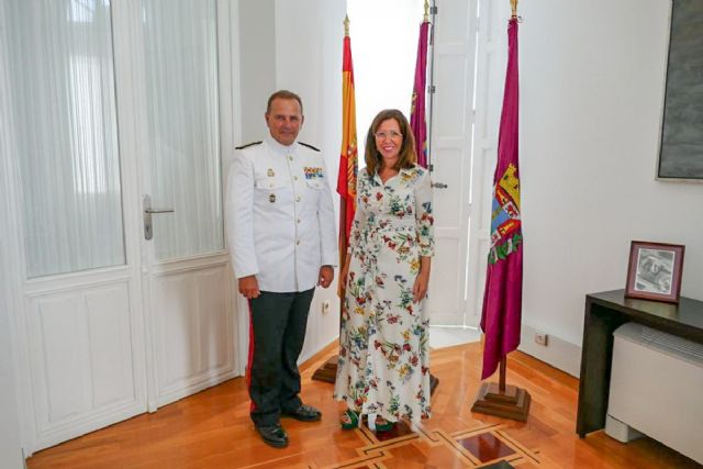 El general comandante de la Fuerza de Protección de la Armada se despide de la alcaldesa