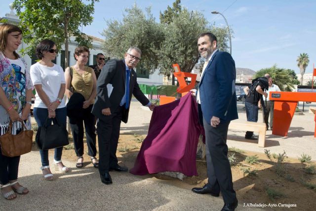 Cartagena recuerda la contribución de los aprendices al empleo y la formación en la nueva Plaza del Aprendiz