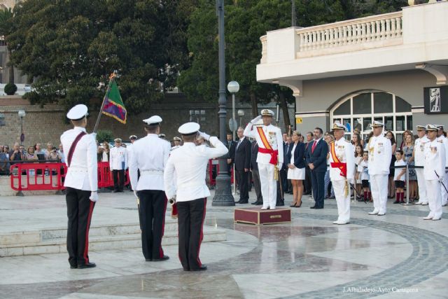 El Arriado de bandera destaco entre los actos celebrados con motivo del Día de la Fiesta Nacional