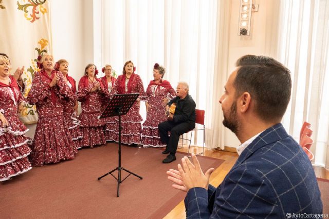 El coro rociero de mujeres Alba canta a beneficio de la Asociación Española Contra el Cáncer