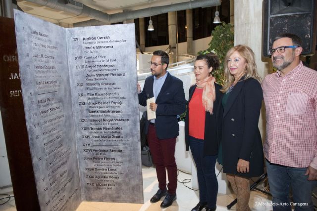 Un libro recoge treinta años de historia de los ganadores del Premio de Poesia Oliver Belmas