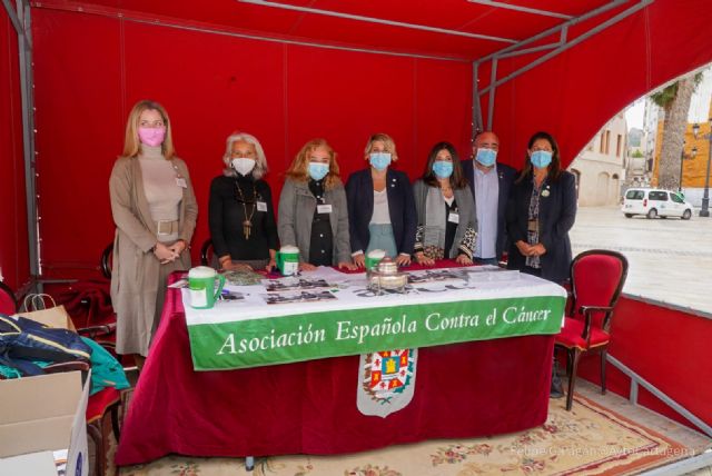 La AECC recauda fondos en la plaza del Ayuntamiento